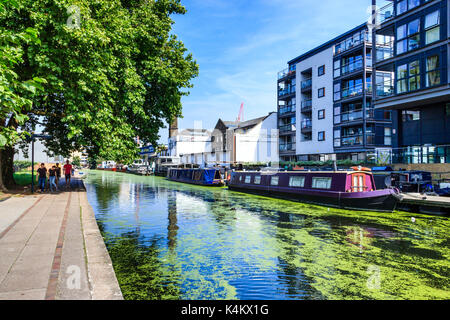 Spaziergänger, Jogger und Radler auf dem Leinpfad des Regent's Canal, Islington, London, UK Stockfoto