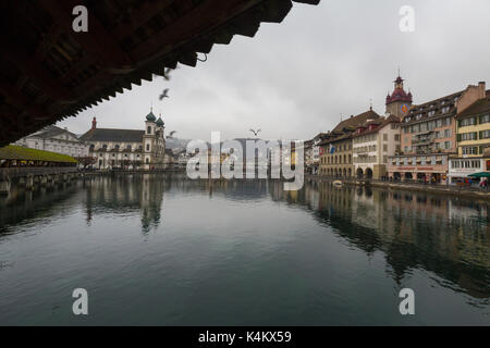 Blick auf die Jesuitenkirche und typische Gebäude von der Kapellbrücke am Fluss Reuss Rathausquai Luzern Schweiz Europa Stockfoto
