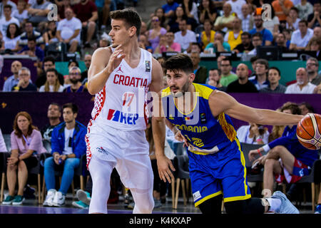 September 2, 2017: Nandor Kuti Nr. 32 (ROU) und Dragan Bender #17 (CRO) während der FIBA Basketball-europameisterschaft 2017 - Gruppe C, Spiel zwischen Kroatien und Rumänien an Polyvalenten Halle, Cluj-Napoca, Rumänien ROU. Foto: Cronos Stockfoto