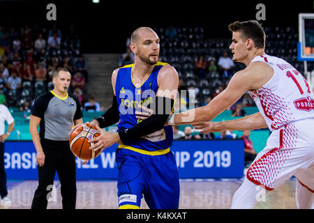 September 2, 2017: Vlad moldoveanu Nr. 9 (ROU) und Dragan Bender #17 (CRO) während der FIBA Basketball-europameisterschaft 2017 - Gruppe C, Spiel zwischen Kroatien und Rumänien an Polyvalenten Halle, Cluj-Napoca, Rumänien ROU. Foto: Cronos Stockfoto