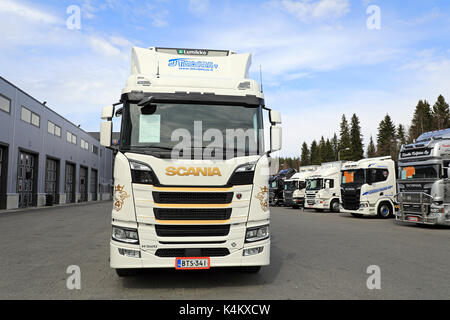 Laukaa, Finnland - 19. Mai 2017: next generation Scania R520 lb 6x2 Lkw frc trailer Kombination von kuljetus j tiusanen Oy mit einem Line up der Lkw als Stockfoto