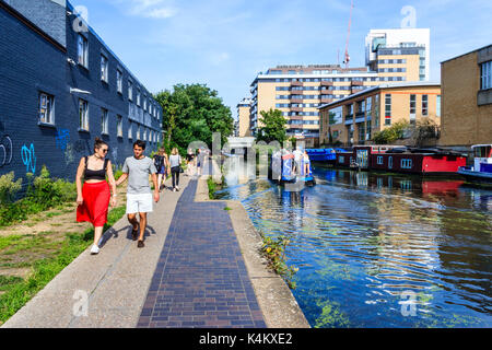 Spaziergänger, Jogger und Radler auf dem Leinpfad des Regent's Canal, Islington, London, UK Stockfoto