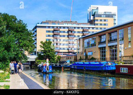 Spaziergänger, Jogger und Radler auf dem Leinpfad des Regent's Canal, Islington, London, UK Stockfoto