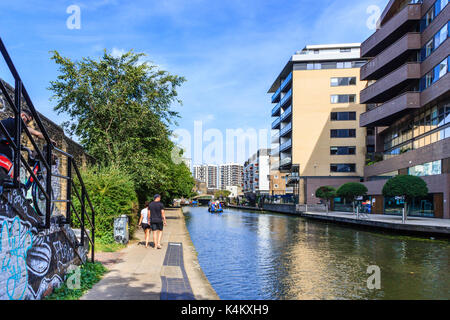 Spaziergänger, Jogger und Radler auf dem Leinpfad des Regent's Canal, Islington, London, UK Stockfoto