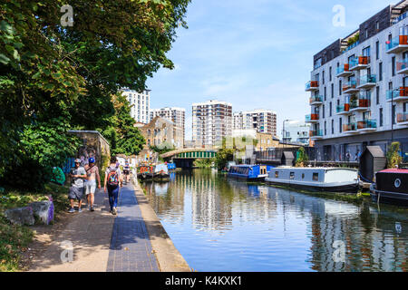 Spaziergänger, Jogger und Radler auf dem Leinpfad des Regent's Canal, Islington, London, UK Stockfoto