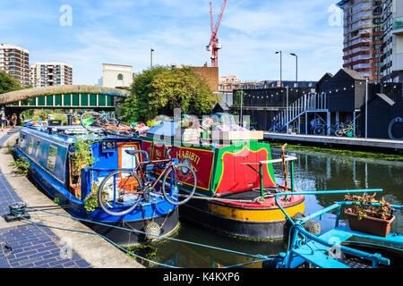 Bunten narrowboats auf der Regent's Canal, Islington, London, UK günstig