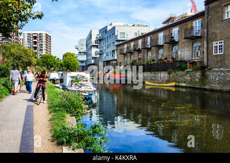 Spaziergänger, Jogger und Radler auf dem Leinpfad des Regent's Canal, Islington, London, UK Stockfoto