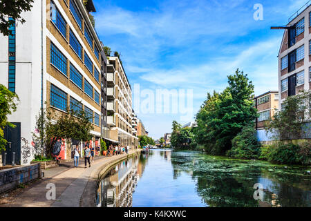 Spaziergänger, Jogger und Radler auf dem Leinpfad des Regent's Canal, Islington, London, UK Stockfoto