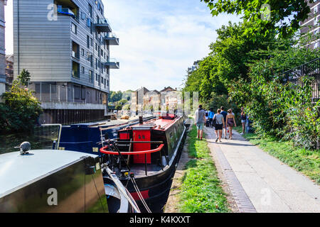 Spaziergänger, Jogger und Radler auf dem Leinpfad des Regent's Canal, Islington, London, UK Stockfoto