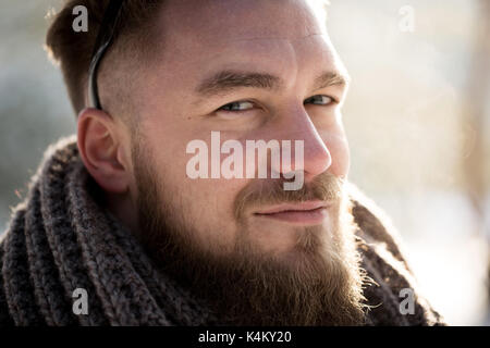 Nahaufnahme von einem Mann an der Kamera im Winter suchen Stockfoto