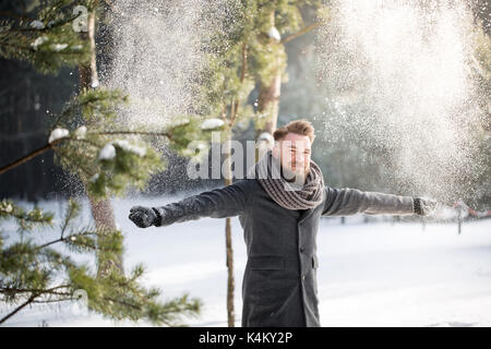 Man Spaß mit Schnee im Wald Stockfoto