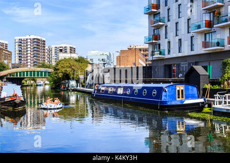 Eine Gruppe junger Männer und Frauen, die sich in einem Schlauchboot abkühlen, wenn die Temperaturen steigen, Regent's Canal, Islington, London, Großbritannien Stockfoto