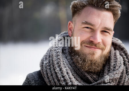 Lächelnd glücklich Mann im weißen Wald Stockfoto
