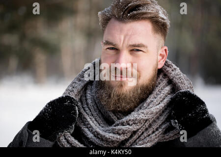 Modische mann im winter Outfit im verschneiten Wald Stockfoto