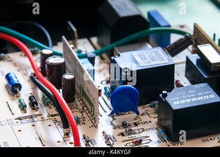 In der Nähe von elektronischen Komponenten und Leitungen auf einer Leiterplatte Stockfoto