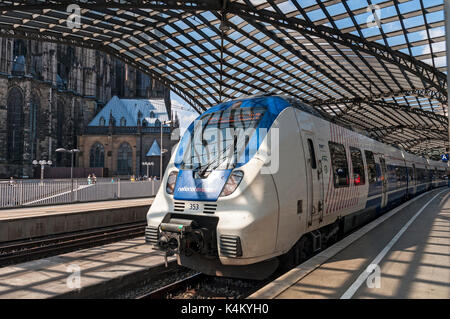 Deutsche Nationalexpress-Bahn am Bahnhof Köln mit dem Regionalexpress RE7 von Krefeld nach Münster, NRW, Deutschland. Stockfoto