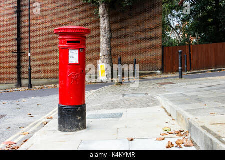 Traditionelle rote kreisförmige Viktorianischen Post Box in einer Wohnstraße in Islington, London, UK Stockfoto