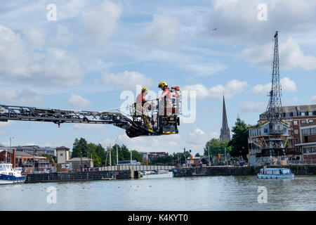 Avon Feuer und Rettung traing mit einer Drehleiter den Hafen von Bristol. Stockfoto