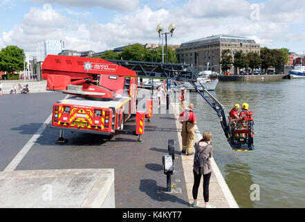 Avon Feuer und Rettung traing mit einer Drehleiter den Hafen von Bristol. Stockfoto