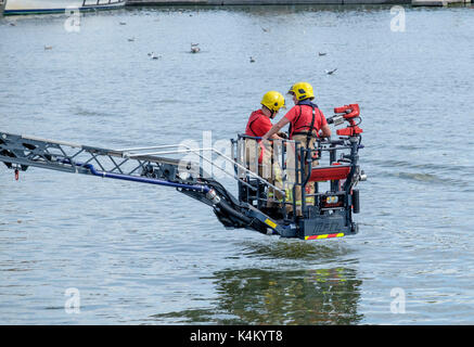 Avon Feuer und Rettung traing mit einer Drehleiter den Hafen von Bristol. Stockfoto