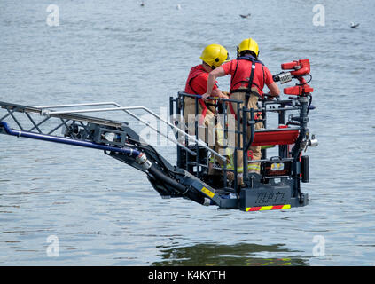 Avon Feuer und Rettung traing mit einer Drehleiter den Hafen von Bristol. Stockfoto