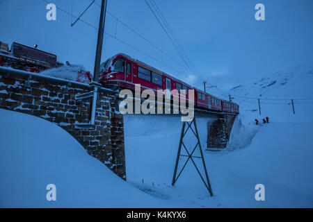 Bernina-Express-Zug am Bernina Pass Kanton Graubünden Schweiz Europa Stockfoto