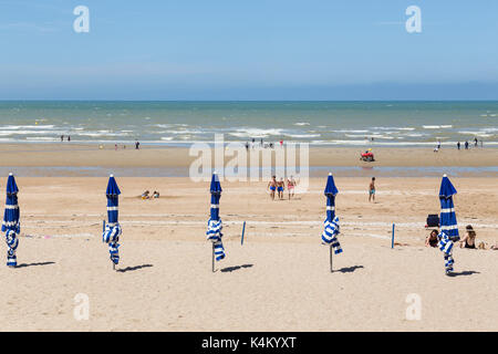 Frankreich, Calvados (14), Cabourg, la Plage et les sonnenschirms du Grand Hôtel // Frankreich, Calvados, Cabourg, der Strand und die Sonnenschirme des Grand Hotel Stockfoto