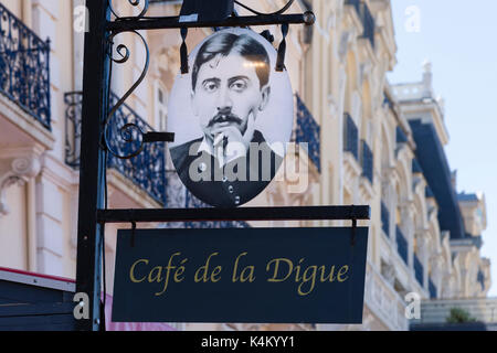 Frankreich, Calvados (14), Cabourg, le Grand Hôtel, Portrait de Marcel Proust sur l'enseigne du Café de la Digue // Frankreich, Calvados, Cabourg, Portrait of Stockfoto