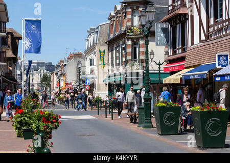 Frankreich, Calvados (14), Cabourg, Avenue de la Mer, rue commerçante // Frankreich, Calvados, Cabourg, Avenue de la Mer, Einkaufsstraße Stockfoto