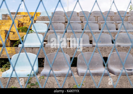 Alte Schule Terrassen und Sitzplätze auf ein Fußballstadion Stockfoto