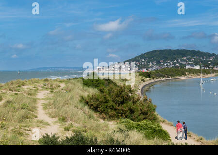 Frankreich, Calvados (14), Cabourg, vers la Pointe de Cabourg, la mer à Gauche, la Dives à droite, Houlgate au Loin // Frankreich, Calvados, Cabourg, Richtung Stockfoto