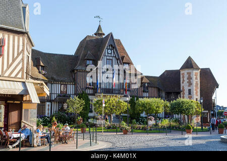 Frankreich, Calvados (14), Deauville, la mairie // Frankreich, Calvados, Deauville, das Rathaus Stockfoto
