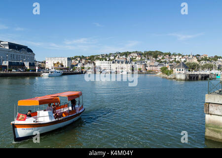 Frankreich, Calvados (14), Trouville-sur-Mer vu depuis Deauville et le bâteau passeur pour traverser la Touques qui sépare les deux villes // Frankreich, Calv Stockfoto