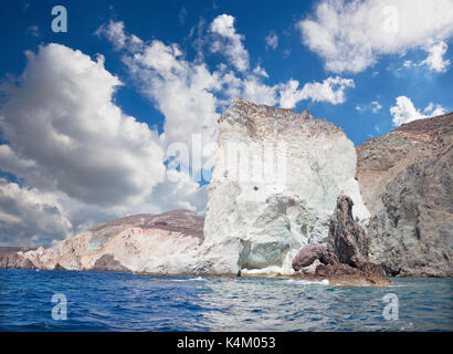 Santorini - die weißen Felstürme vom südlichen Teil der Insel. Stockfoto