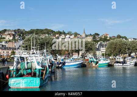 Frankreich, Calvados (14), Trouville-sur-Mer, Port de pêche de Deauville, Trouville derrière // Frankreich, Calvados, Trouville-sur-Mer, Fischereihafen von Deauv Stockfoto