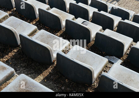 Alte Schule Terrassen und Sitzplätze auf ein Fußballstadion Stockfoto