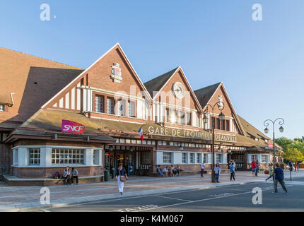 Frankreich, Calvados (14), Deauville, la gare de Trouville Deauville // Frankreich, Calvados, Deauville, der Bahnhof von Trouville Deauville Stockfoto