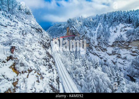 Bernina Express führt durch die verschneiten Wälder rund um Filisur Kanton Graubünden-Schweiz-Europa Stockfoto