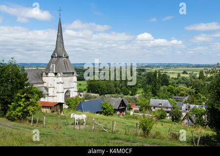 France, Eure (27), région du Marais-Vernier, Marais-Vernier, l'église et le Village à flanc de côteau et le marais en Fond // Frankreich, Eure, Marais-Ver Stockfoto