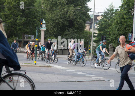 Radfahrer im morgendlichen Berufsverkehr in die Innenstadt von Stockholm 2017 Stockfoto