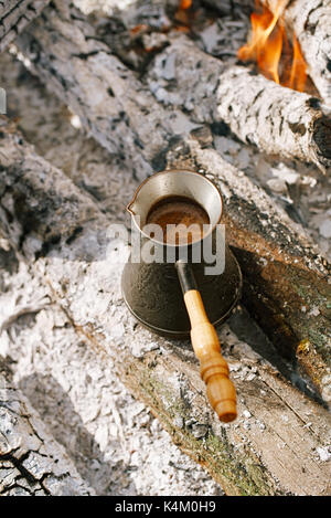 Kaffee im Kamin auf Camping oder Wandern in der Natur Stockfoto