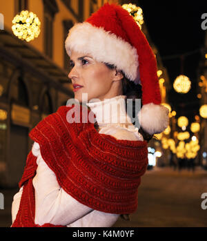 Reise voller Inspiration in der Weihnachtszeit in Florenz. Porträt der modernen Frau in Weihnachtshut Weihnachten in Florenz, Italien Stockfoto