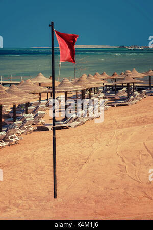 Rote Warnung Flagge am Strand Stockfoto