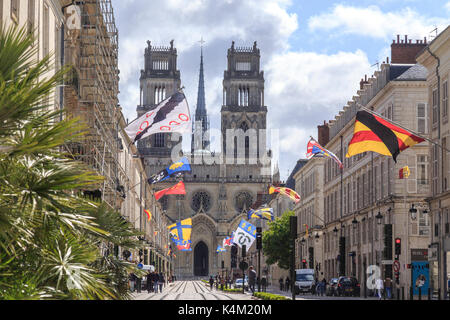 Frankreich, Loiret (45), Orléans, cathédrale Sainte-Croix et rue Jeanne d'Arc // Frankreich, Loiret, Orleans, Sainte Croix Kathedrale und Jeanne d'Arc Straße Stockfoto