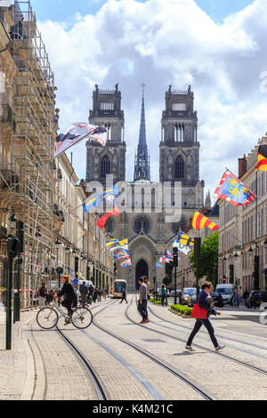 Frankreich, Loiret (45), Orléans, cathédrale Sainte-Croix et rue Jeanne d'Arc // Frankreich, Loiret, Orleans, Sainte Croix Kathedrale und Jeanne d'Arc Straße Stockfoto