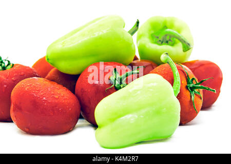 Paprika und Tomaten auf weißem isoliert Stockfoto