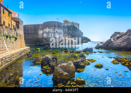 Direkt am Meer, an der berühmten Stadtmauern der Altstadt Dubrovnik, Kroatien. Stockfoto