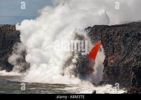 Detailansicht der roten Lava von einem aktiven Vulkan auf einer Bergspitze in der Hawaii Nationalpark fließt wie ein Feuer den Schlauch in die explodierende Ozean Stockfoto