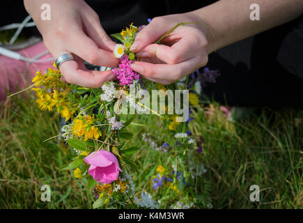 Zusammen weben Wildblumen eine Tiara zu erstellen. Stockfoto