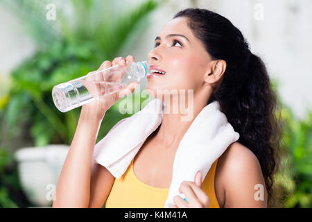 Portrait von Gesunde junge Frau trinkt Wasser während des Trainings Stockfoto